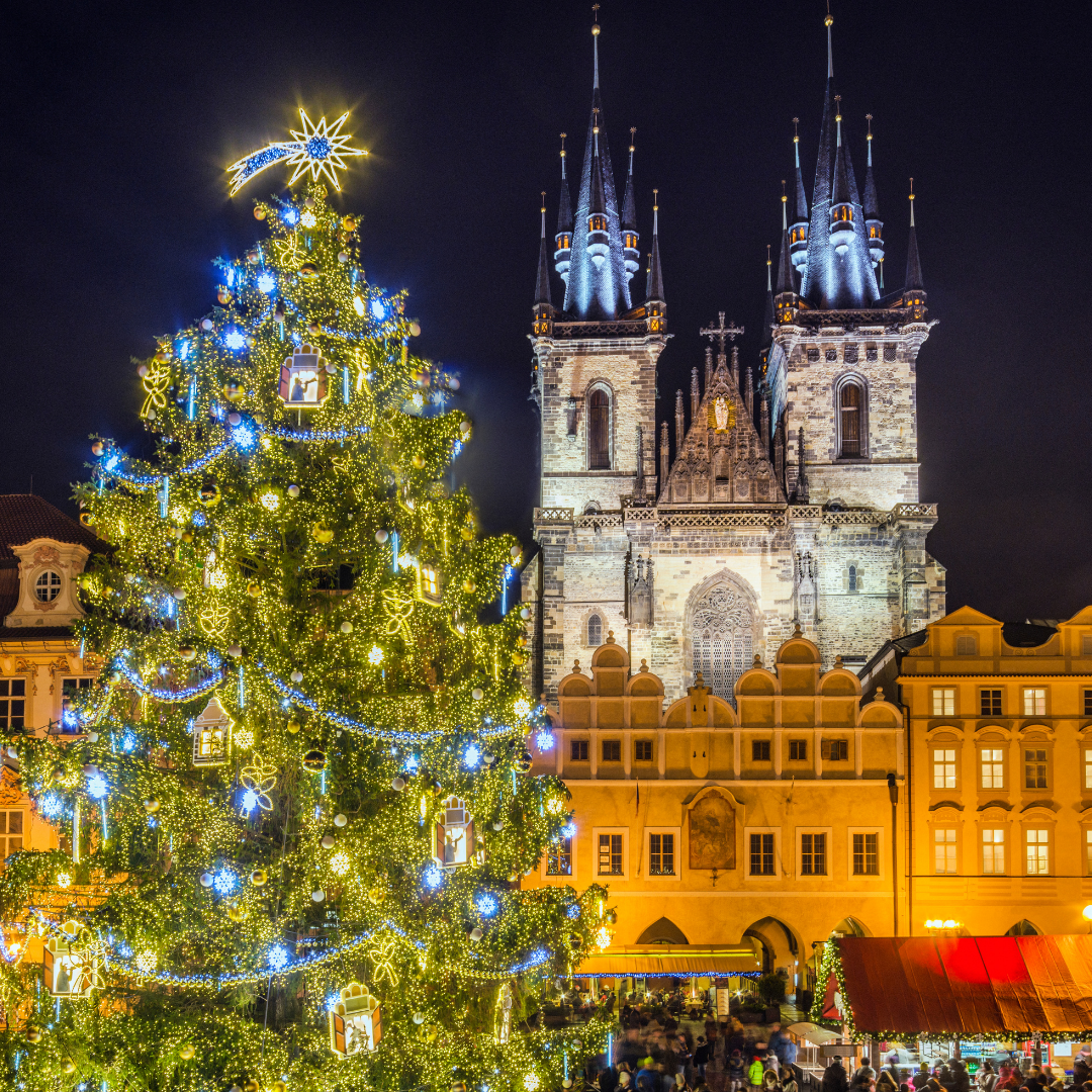Photo du grand sapin du marché de noël de Prague en république tchèque