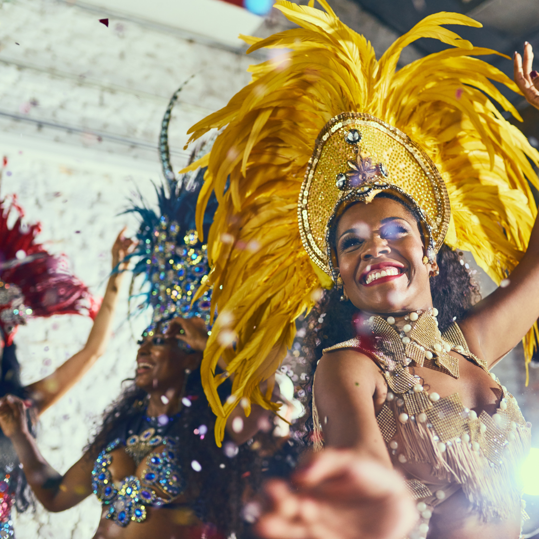 Des danseuse au carnaval de Rio costumé avec des plumes