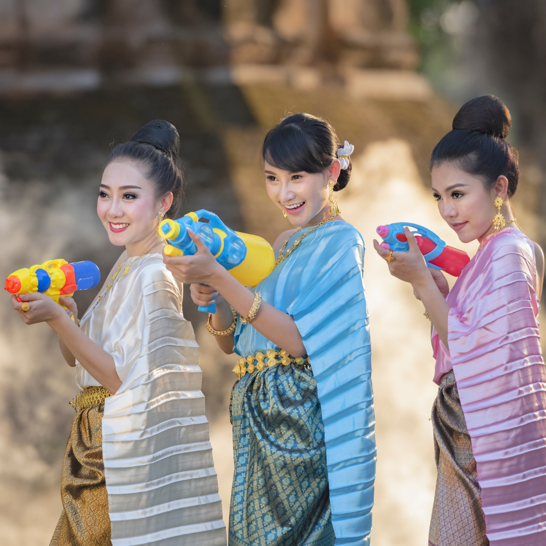 Trois thaï avec des pistolet à eaux pour songkran