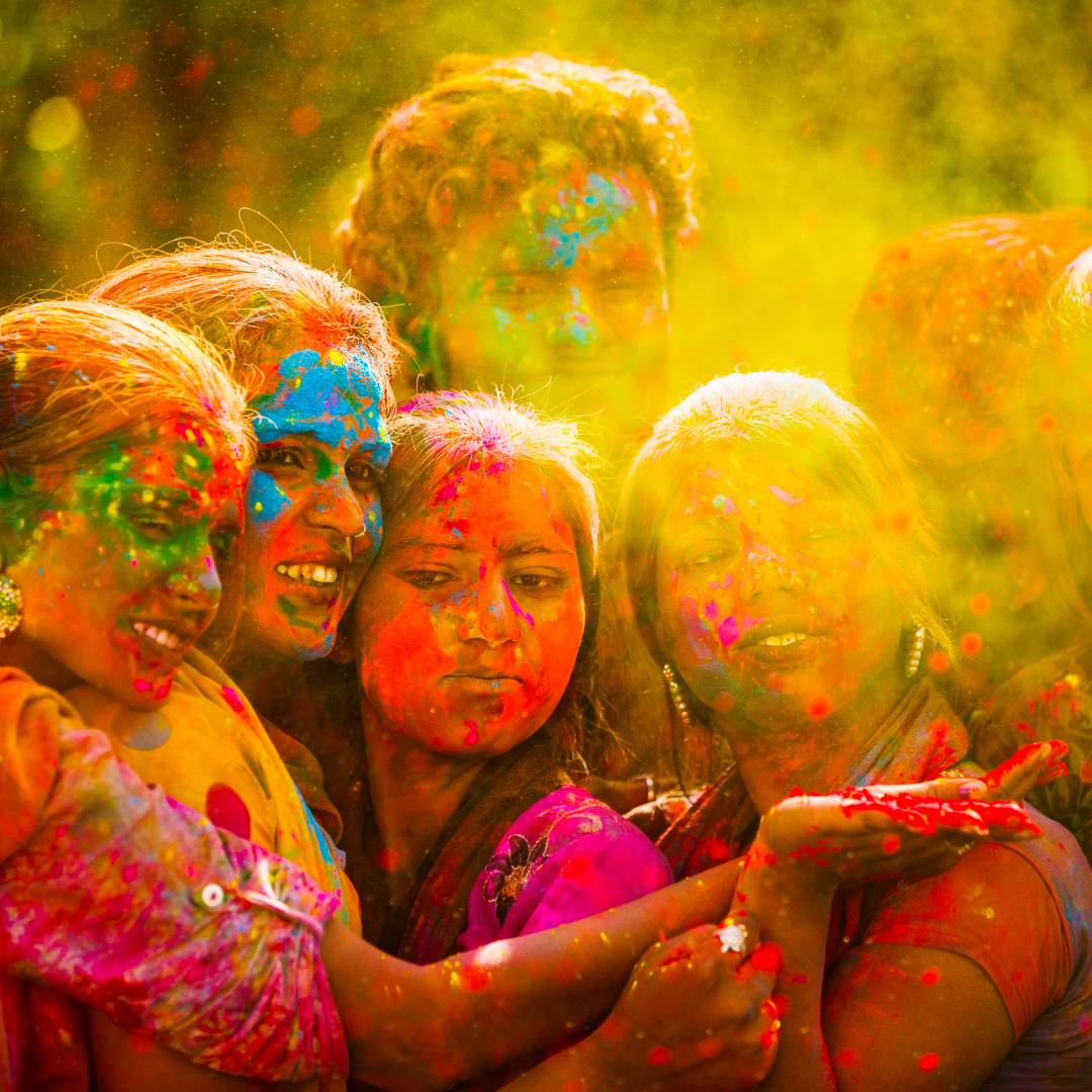 Des personnes pleines de couleur au festival Holi en Inde