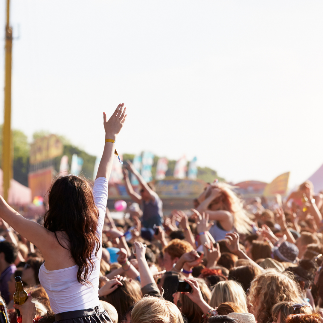 Personnes dans la foule pendant un festival