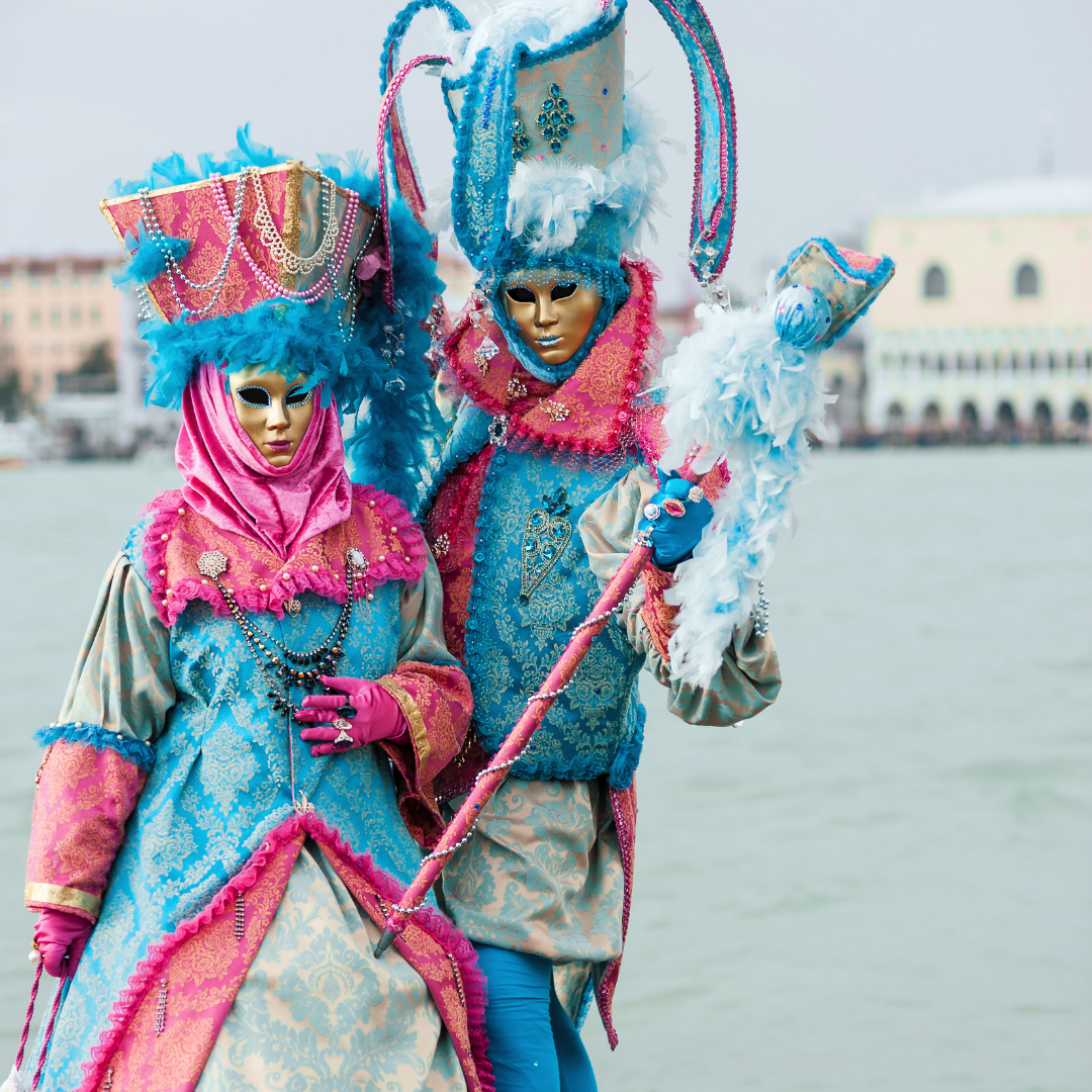 Deux personnes en costume pour le carnaval de Venise