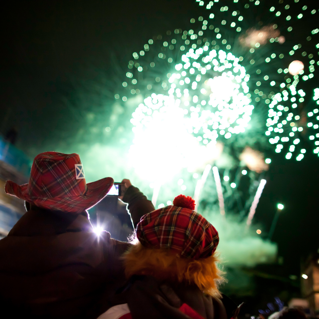 Deux personnes devant un feux d'artifice