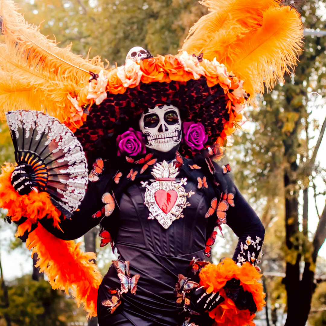 Une personne costumé pour le día de los muertos au Mexique