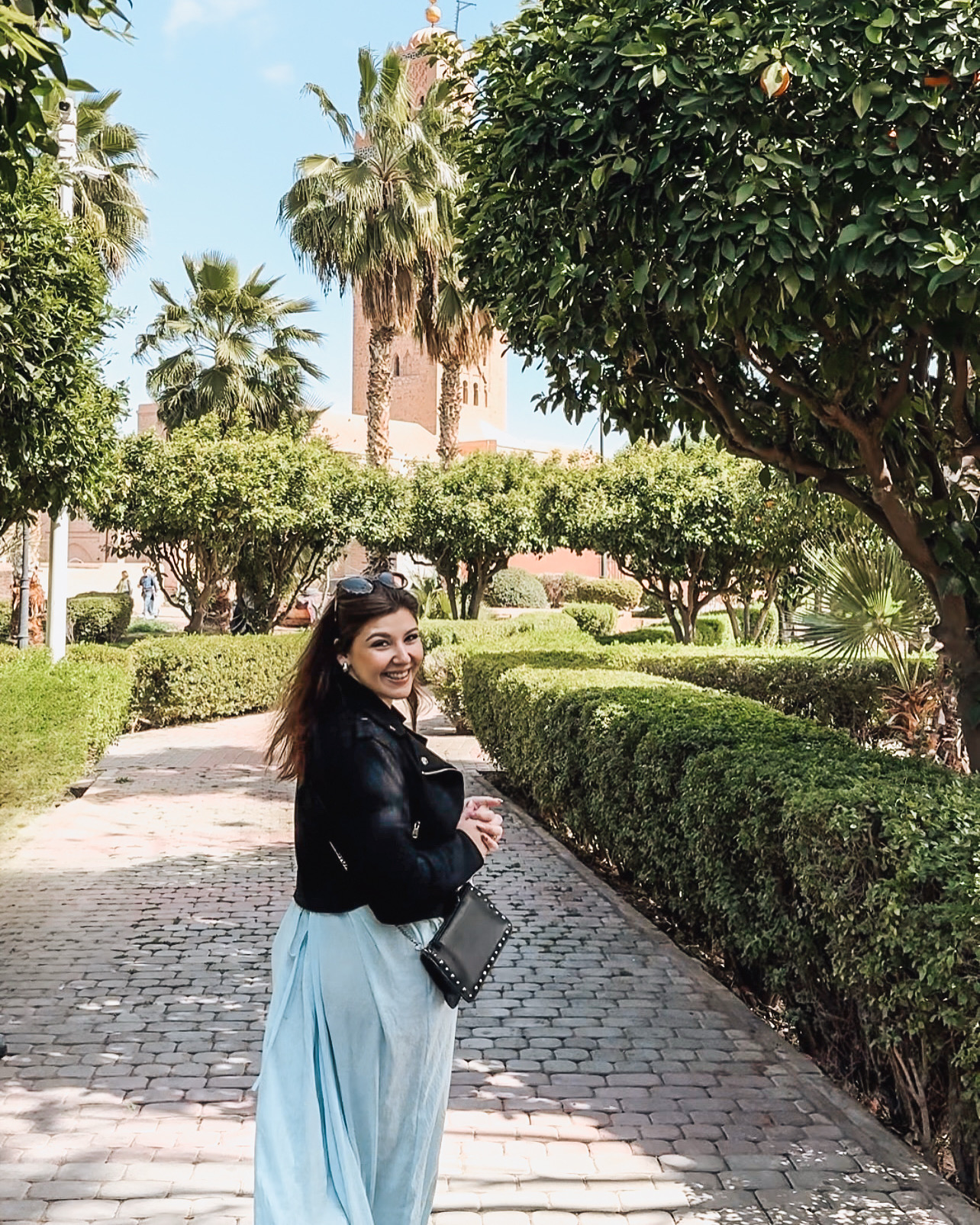 Photo de Manon créatrice de Maui Voyages au Maroc devant la mosquée
