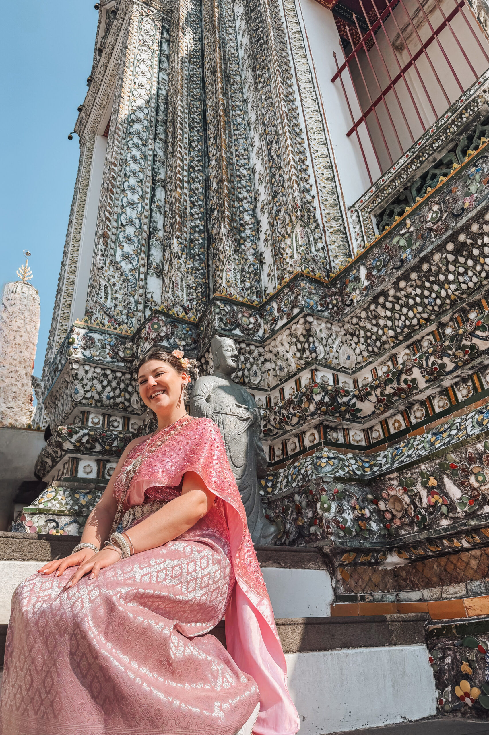 Manon la créatrice de Maui voyages dans un temple en Thaïlande en tenue traditionnelle