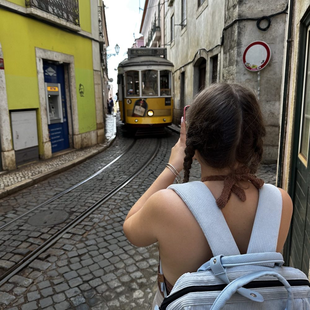 Manon la créatrice de Maui voyages à Lisbonne